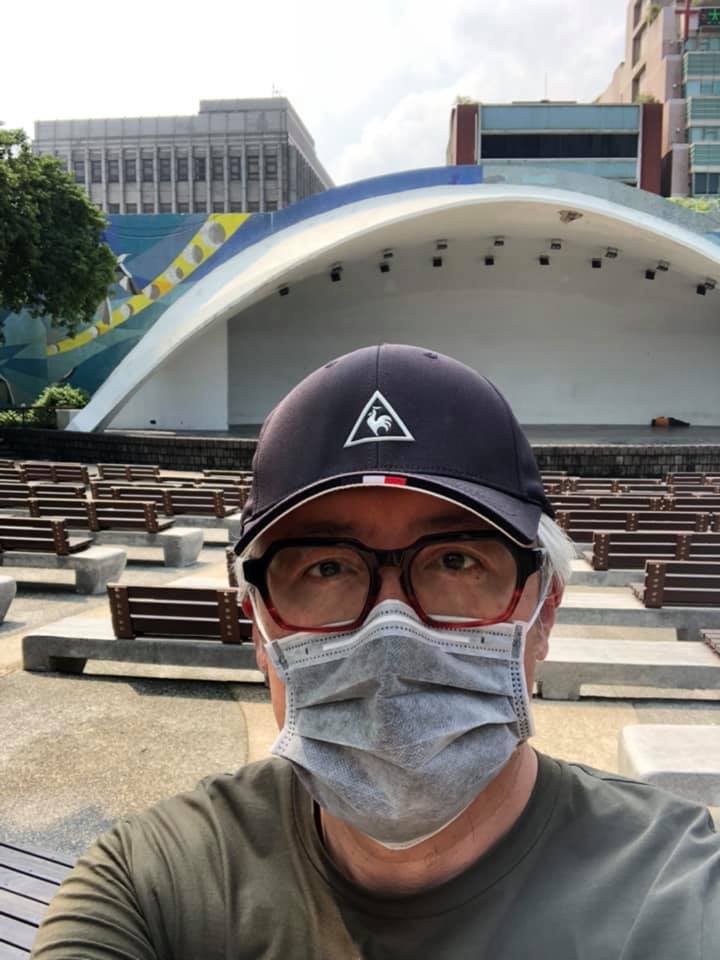 引退生活曝光！56歲歌王「戴口罩被認出」　伴妻重生「認了愛上逛市場」在攤前出糗笑翻