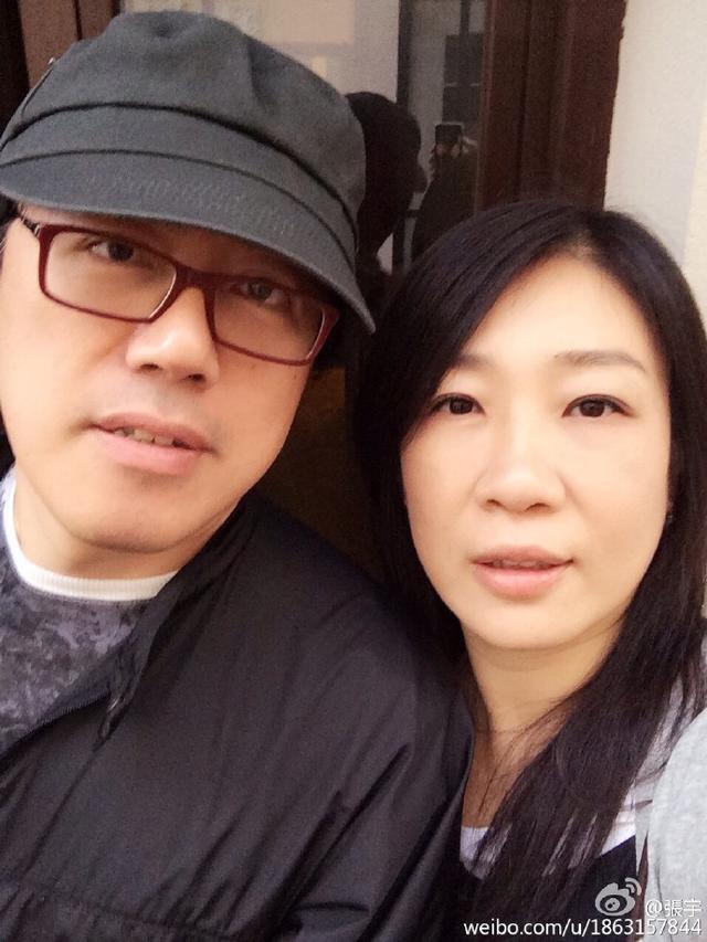 引退生活曝光！56歲歌王「戴口罩被認出」　伴妻重生「認了愛上逛市場」在攤前出糗笑翻