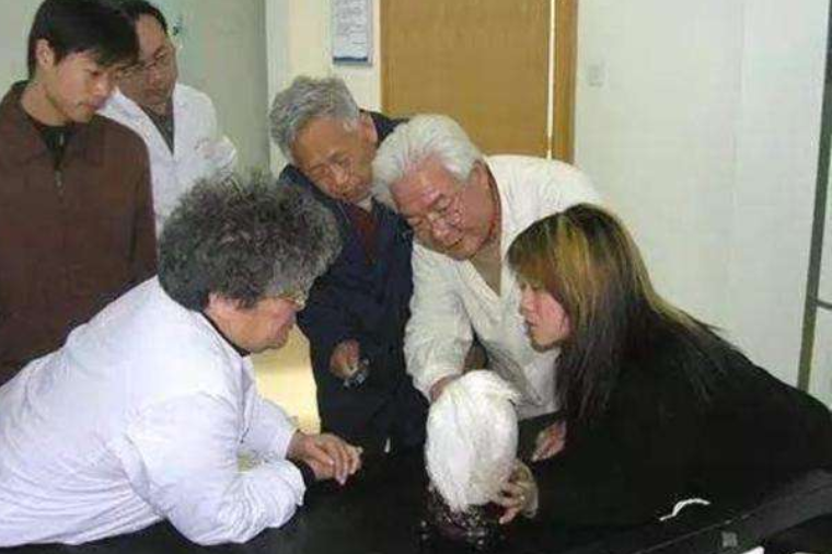 是妖怪嗎？老人撿到「白髮石頭」拿回家還在長　專家鑒定後「臉色大變」：立刻封鎖村莊