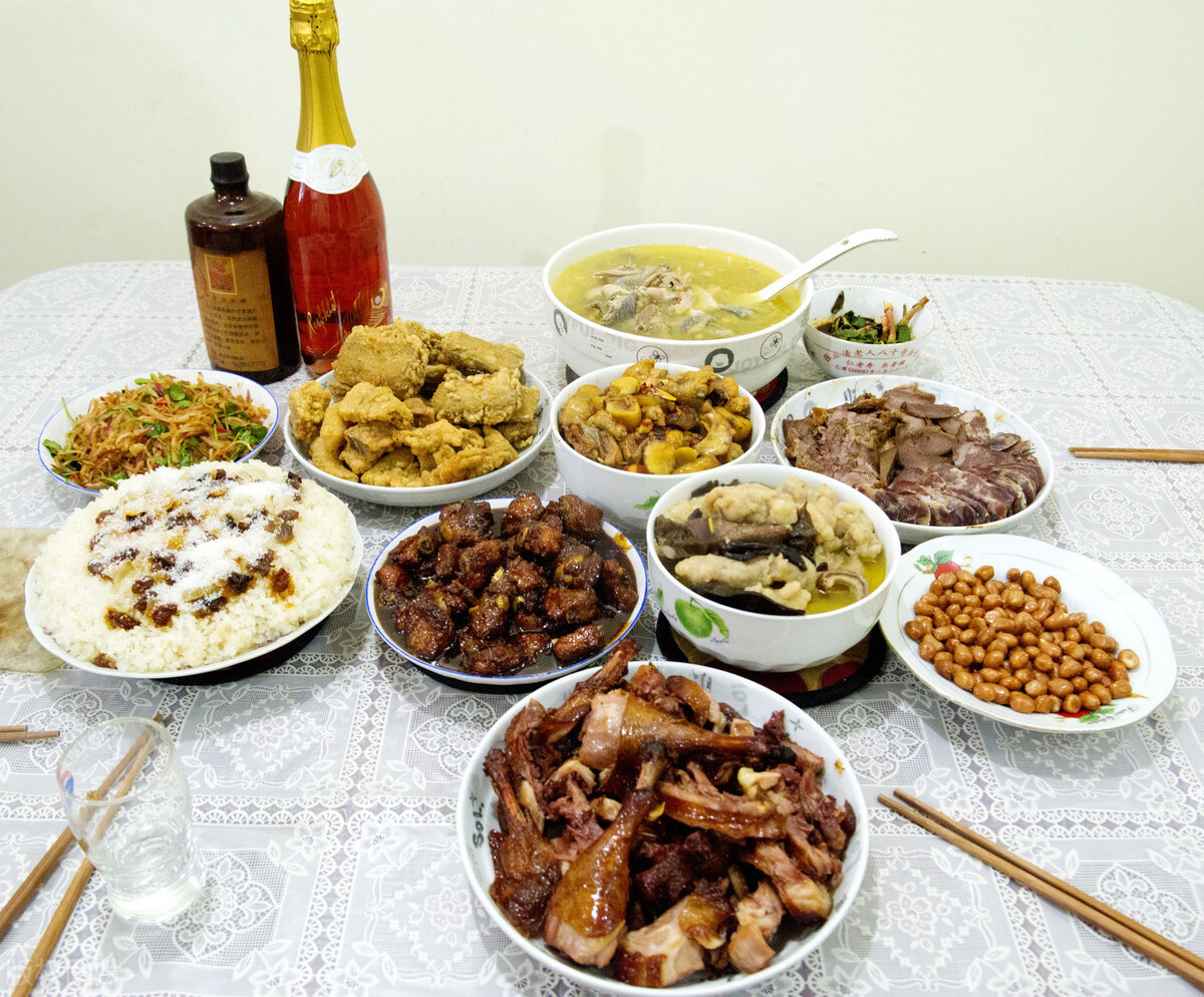 廚房裡忙前忙後！辛苦做好一桌年夜飯　結果卻讓她寒心：除了兒子之外，沒人在乎我