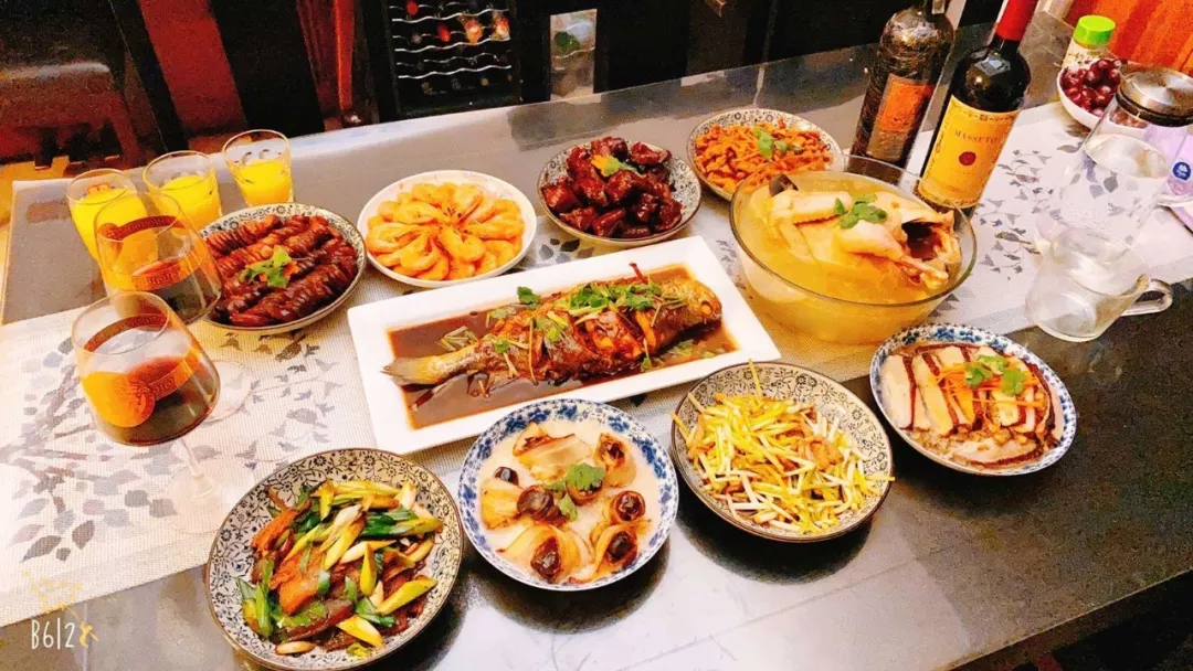 廚房裡忙前忙後！辛苦做好一桌年夜飯　結果卻讓她寒心：除了兒子之外，沒人在乎我