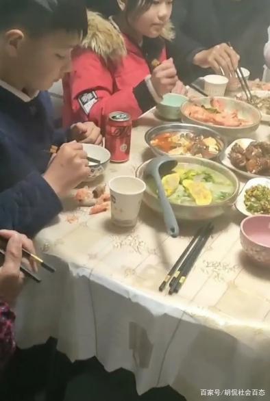 廚房裡忙前忙後！辛苦做好一桌年夜飯　結果卻讓她寒心：除了兒子之外，沒人在乎我