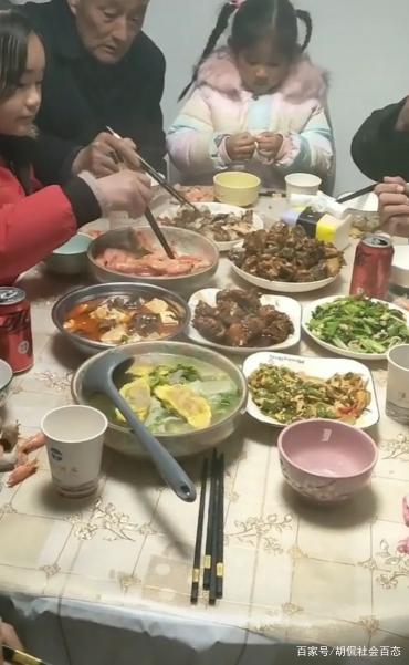 廚房裡忙前忙後！辛苦做好一桌年夜飯　結果卻讓她寒心：除了兒子之外，沒人在乎我