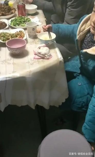 廚房裡忙前忙後！辛苦做好一桌年夜飯　結果卻讓她寒心：除了兒子之外，沒人在乎我
