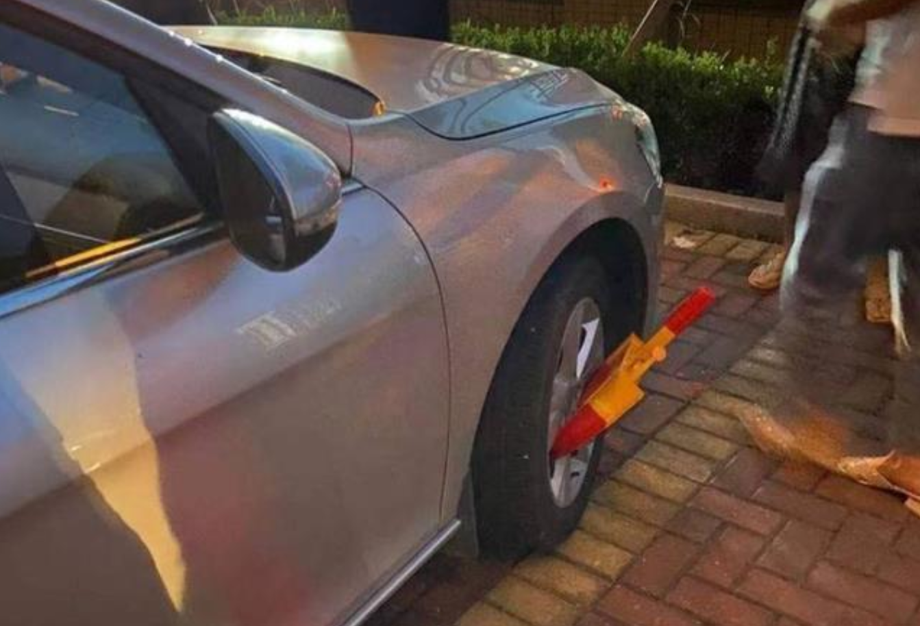私人車位被佔！地主打20個電話「車主拒不挪車」喊話：有本事砸車　他怒建「鳥籠」：那就別出來了