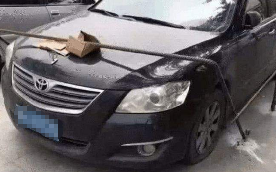 私人車位被佔！地主打20個電話「車主拒不挪車」喊話：有本事砸車　他怒建「鳥籠」：那就別出來了