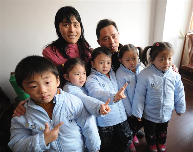 五倍驚喜！清寒小夫妻「意外迎來五胞胎」咬牙堅持扶養　手忙腳亂「再苦也要帶大孩子」現況感動全網
