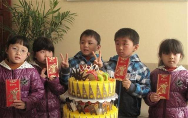 五倍驚喜！清寒小夫妻「意外迎來五胞胎」咬牙堅持扶養　手忙腳亂「再苦也要帶大孩子」現況感動全網
