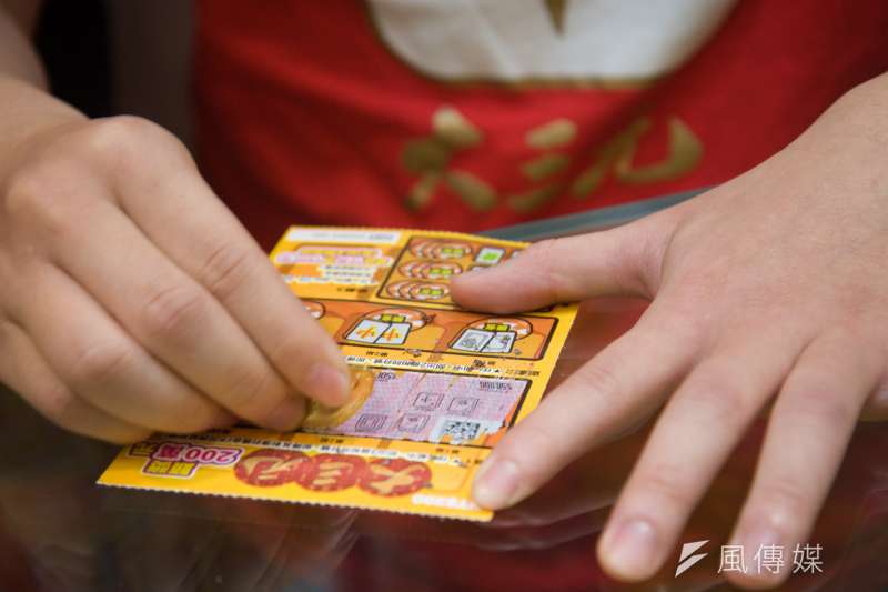 才剛刮中10萬元！她摸透刮刮樂「再買一張又抱走10萬」　曝選號秘訣「想包下其它張」老闆急阻止