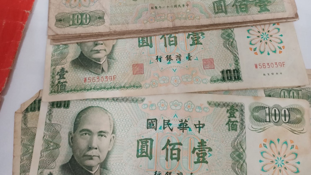 驚喜發現！大掃除翻出「20張綠色百元鈔」 網友驚呼「50萬求轉讓」