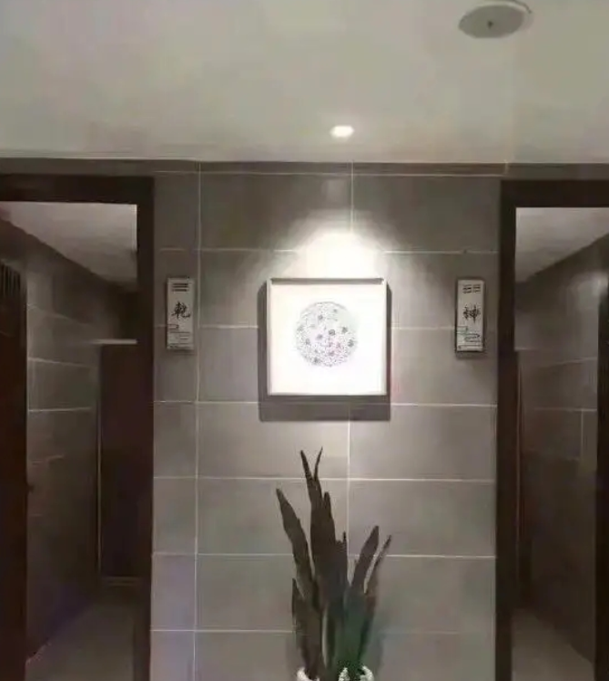 上廁所要先考試？她PO文求救「門口只寫乾坤」：女生是哪一間　婆媽秒解答「宮廷劇都有演啦」