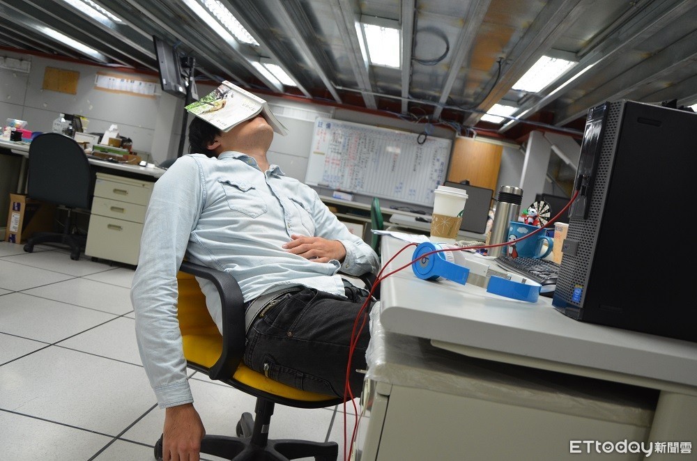 春節延遲發薪水！保全離職氣喊「還被扣5000元」　網友一看「打卡紀錄單」一面倒挺公司