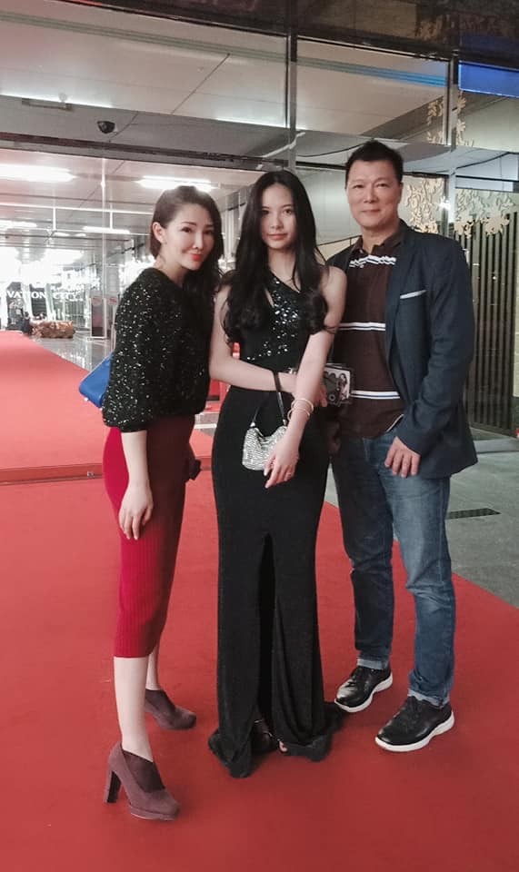 最美星二代！蔡詩萍公開示愛太座「罕曬全家福」　「17歲女兒意外搶鏡」私下才華洋溢