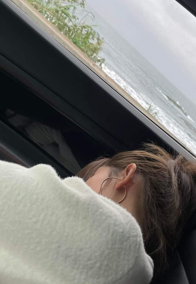 帶女友去看海！他曬照片「女友整路都在睡」超無言　網友「放大照片後發毛」驚喊：快去廟裡拜拜