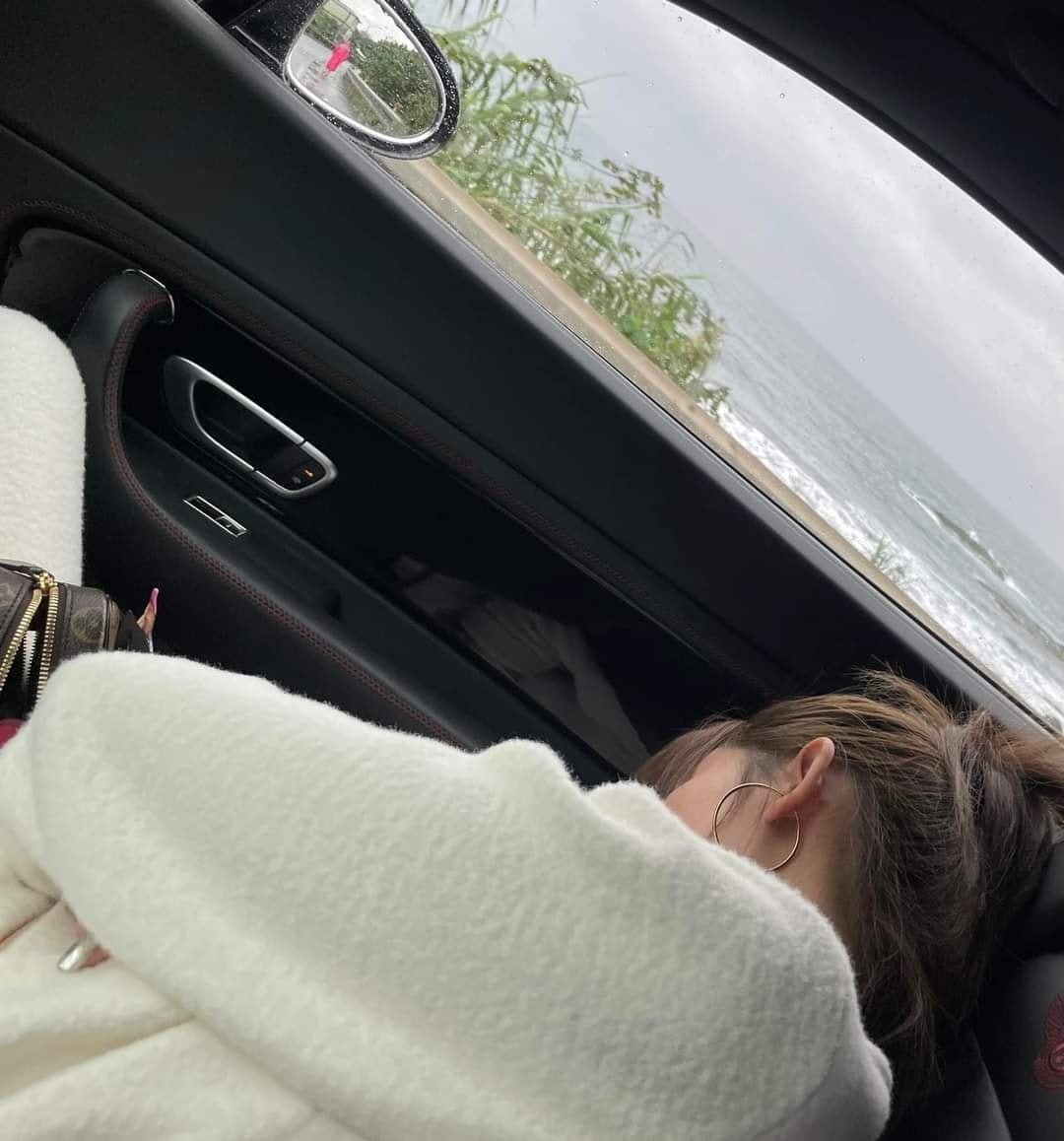 帶女友去看海！他曬照片「女友整路都在睡」超無言　網友「放大照片後發毛」驚喊：快去廟裡拜拜