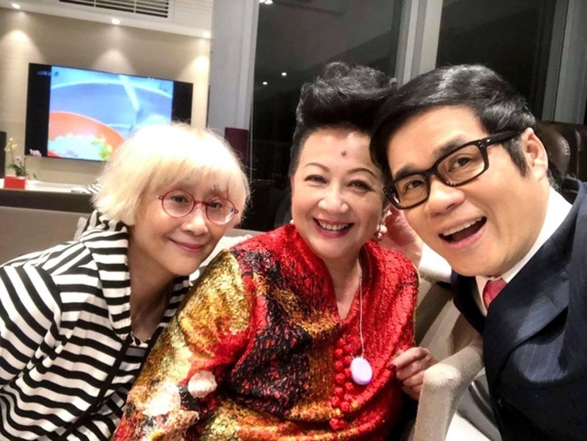 離婚後不靠男人！《開心鬼》女星「獨自養大一雙兒女」全是高學歷　靠自己「賺上億身家」享盡兒孫福
