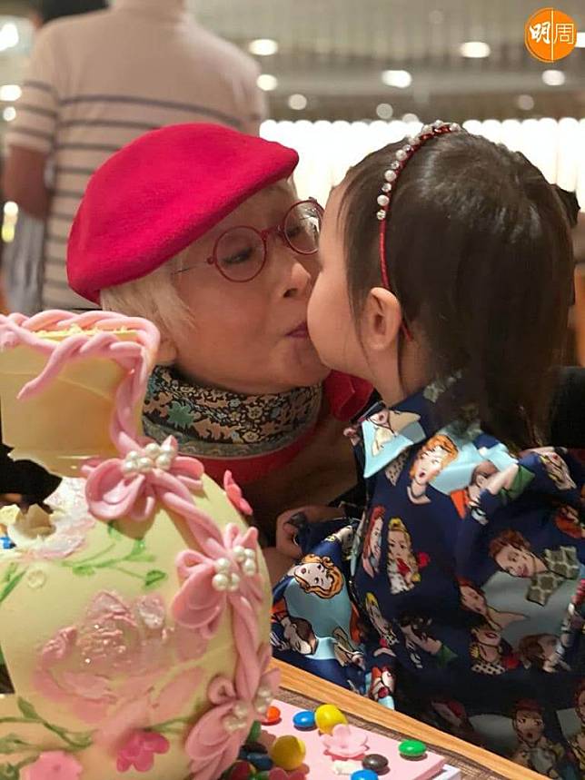 離婚後不靠男人！《開心鬼》女星「獨自養大一雙兒女」全是高學歷　靠自己「賺上億身家」享盡兒孫福