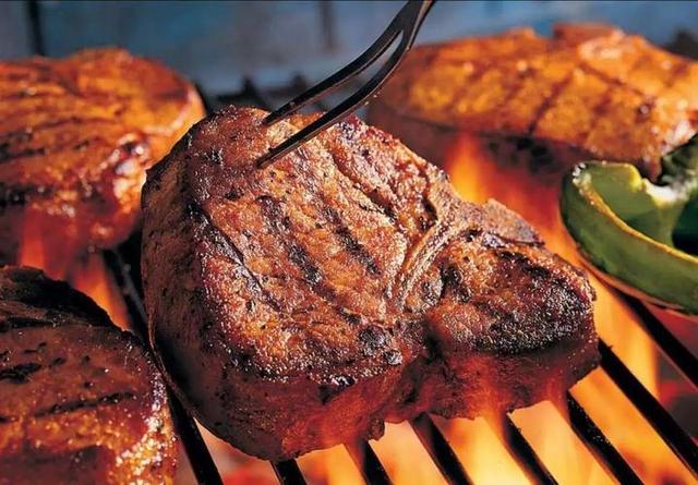 癌症越來越多！是「長期吃肉」引起的嗎？醫生勸告：為了健康「4種肉」能不吃就不吃