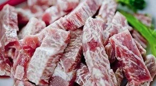 癌症越來越多！是「長期吃肉」引起的嗎？醫生勸告：為了健康「4種肉」能不吃就不吃