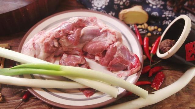 癌症越來越多！是「長期吃肉」引起的嗎？醫生勸告：為了健康「4種肉」能不吃就不吃