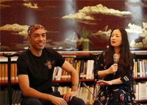 交往黑人7年！獨生女「不顧家人反對」堅決要嫁　婚後才知「老公哥哥是總統」：怎麼藏得住