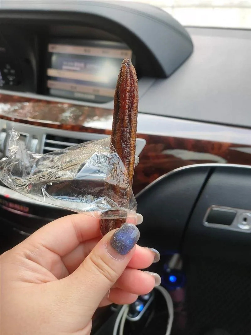 罕見古早味零嘴現蹤跡！網友曬「深棕色條狀物」勾老饕苦問：哪裡買　「昔熱銷回憶曝光」台北俗驚呼沒吃過