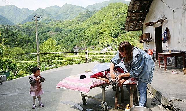 比血緣還親！大伯遇難終生臥床「弟媳留守照顧12年」　全家感動「沒有她活不成」善行傳為佳話