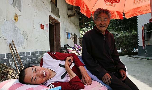 比血緣還親！大伯遇難終生臥床「弟媳留守照顧12年」　全家感動「沒有她活不成」善行傳為佳話