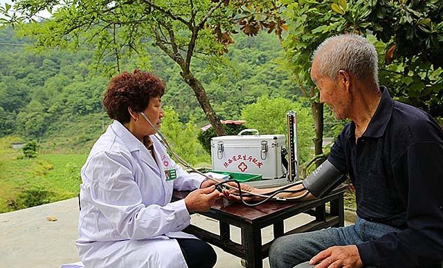 比血緣還親！大伯遇難終生臥床「弟媳留守照顧12年」　全家感動「沒有她活不成」善行傳為佳話