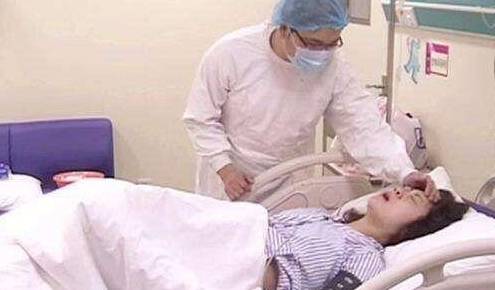 孩子哪來的？兒子倒下5年「兒媳連生3胎」被質疑偷吃　婆婆得知「戳心真相」直誇：好手段