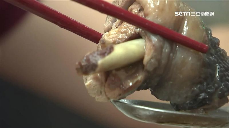 麻油雞別再配麵線！他分享「暖身最佳吃法」全網驚呼：比肉還香　老饕加料升級「長輩卻直搖頭」