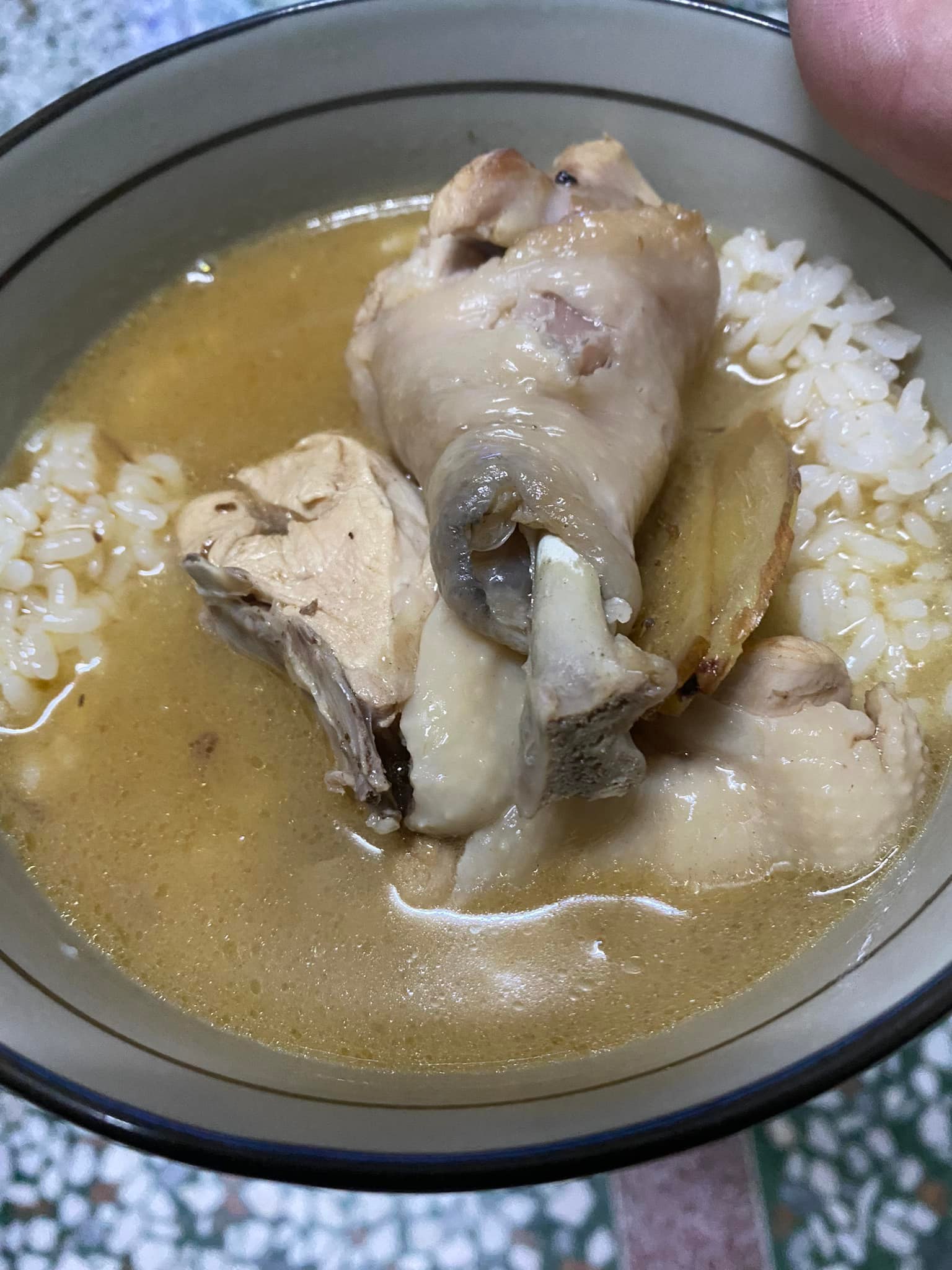 麻油雞別再配麵線！他分享「暖身最佳吃法」全網驚呼：比肉還香　老饕加料升級「長輩卻直搖頭」