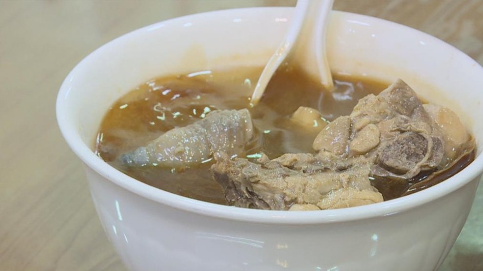 麻油雞別再配麵線！他分享「暖身最佳吃法」全網驚呼：比肉還香　老饕加料升級「長輩卻直搖頭」