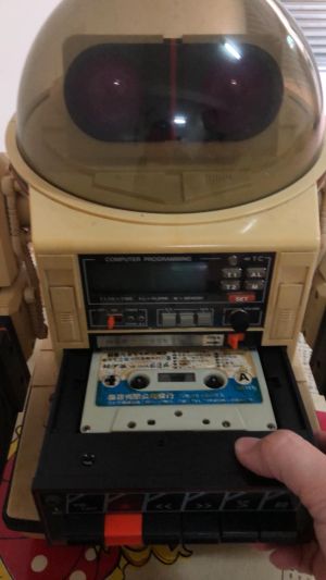 整理倉庫挖出寶！他曬爸爸珍藏30年「多功能機器人」　一機多用「不只能放卡帶」根本傳家之寶