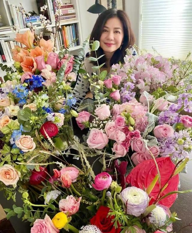 看不出紅姑62歲！鍾楚紅頂素顏「被花團簇擁」美到令人目不轉睛　「此生不靠醫美」網讚：難得一見的美人