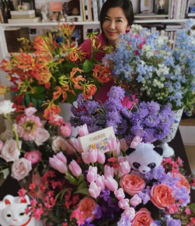 看不出紅姑62歲！鍾楚紅頂素顏「被花團簇擁」美到令人目不轉睛　「此生不靠醫美」網讚：難得一見的美人