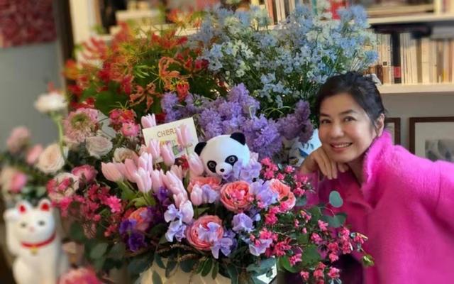 看不出紅姑62歲！鍾楚紅頂素顏「被花團簇擁」美到令人目不轉睛　「此生不靠醫美」網讚：難得一見的美人