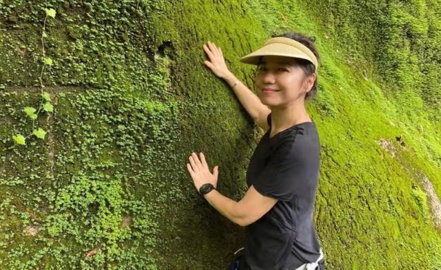 看不出紅姑62歲！鍾楚紅頂素顏「被花團簇擁」美到令人目不轉睛　「此生不靠醫美」網讚：難得一見的美人