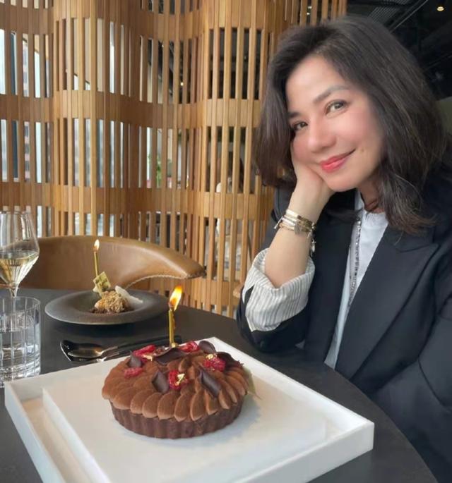 看不出紅姑62歲！鍾楚紅頂素顏「被花團簇擁」美到令人目不轉睛　「此生不靠醫美」網讚：難得一見的美人