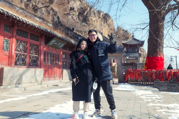 獲全網賀喜當姥爺！鍾鎮濤「伴愛女出遊驚見大肚隆起」引熱議　她急自清「無奈對老爸喊話曝光」：沒讓我審核