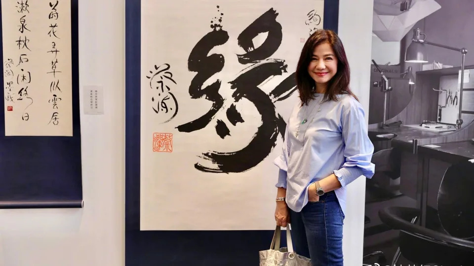 看不出紅姑62歲！鍾楚紅頂素顏「被花團簇擁」美到令人目不轉睛　「此生不靠醫美」網讚：難得一見的美人