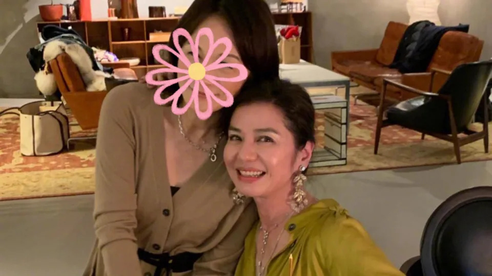 看不出紅姑62歲！鍾楚紅頂素顏「被花團簇擁」美到令人目不轉睛　「此生不靠醫美」網讚：難得一見的美人