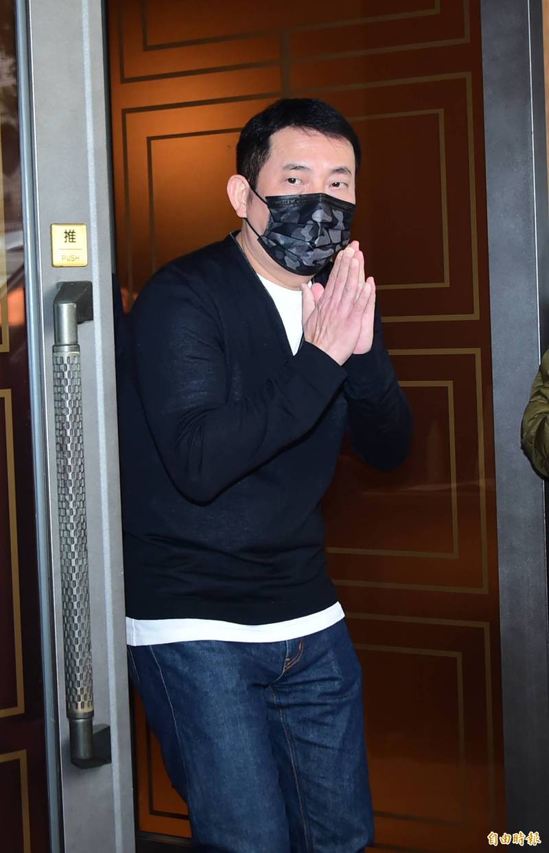 龍鳳胎滿月了身邊卻沒支柱！明金成遺孀「強忍慟自我喊話」逼哭全網　屈中恆曝「告別式唯一堅持」太深情了