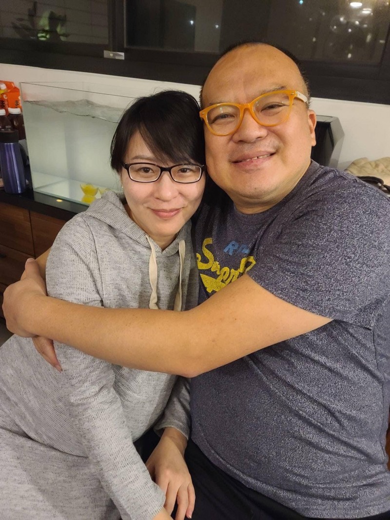 龍鳳胎滿月了身邊卻沒支柱！明金成遺孀「強忍慟自我喊話」逼哭全網　屈中恆曝「告別式唯一堅持」太深情了