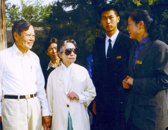嫁大54歲尪！「她堅持早睡18年」只為丈夫身體　「老公如今快百歲」繼子讚：她是好女孩