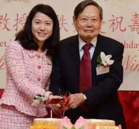 嫁大54歲尪！「她堅持早睡18年」只為丈夫身體　「老公如今快百歲」繼子讚：她是好女孩