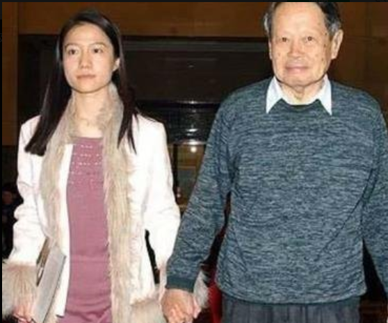 嫁大54歲尪！「她堅持早睡18年」只為丈夫身體　「老公如今快百歲」繼子讚：她是好女孩