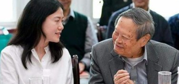 嫁大54歲尪！「她堅持早睡18年」只為丈夫身體　「老公如今快百歲」繼子讚：她是好女孩