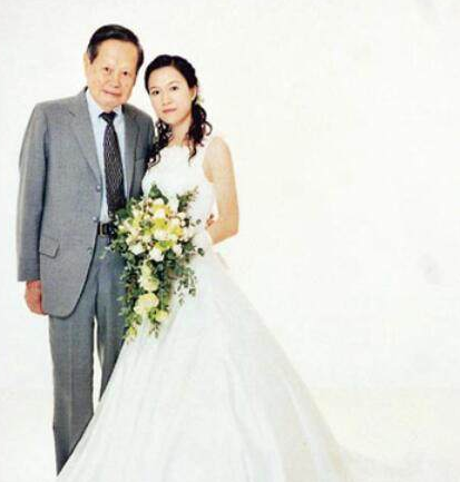 嫁大54歲尪！「她堅持早睡18年」只為丈夫身體　「老公如今快百歲」繼子讚：她是好女孩