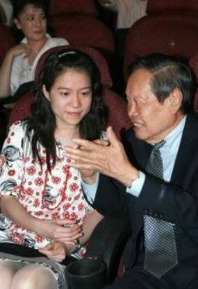 嫁大54歲尪！「她堅持早睡18年」只為丈夫身體　「老公如今快百歲」繼子讚：她是好女孩